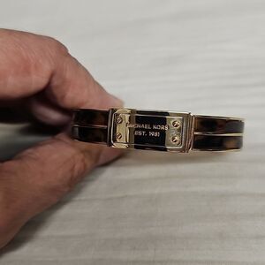 MICHAEL KORS GOLD TONE TORTOISE HINGE BANGLE BFPM-02-302